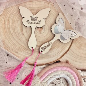 Dwa kremowe lusterka z imieniem i różowym frędzelkiem