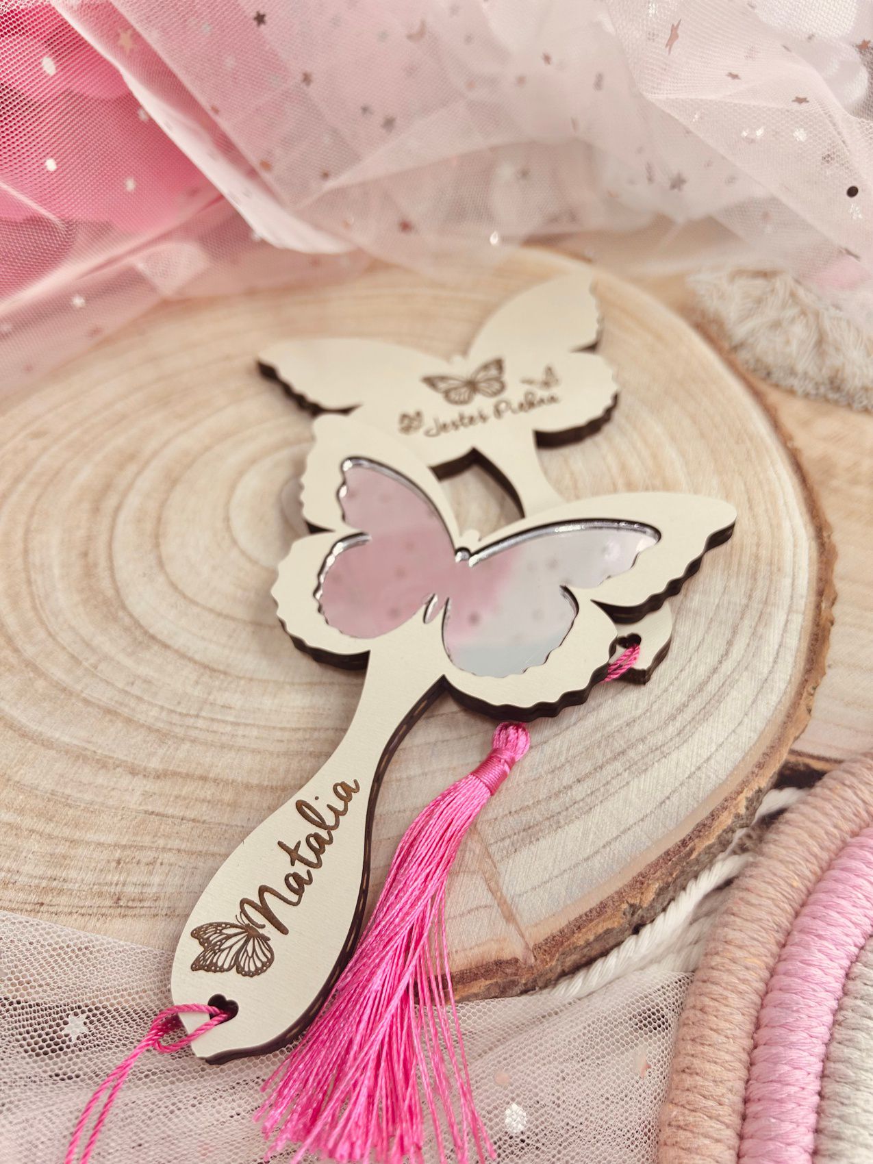 Lusterko motylek z grawerem w kształcie motylka.