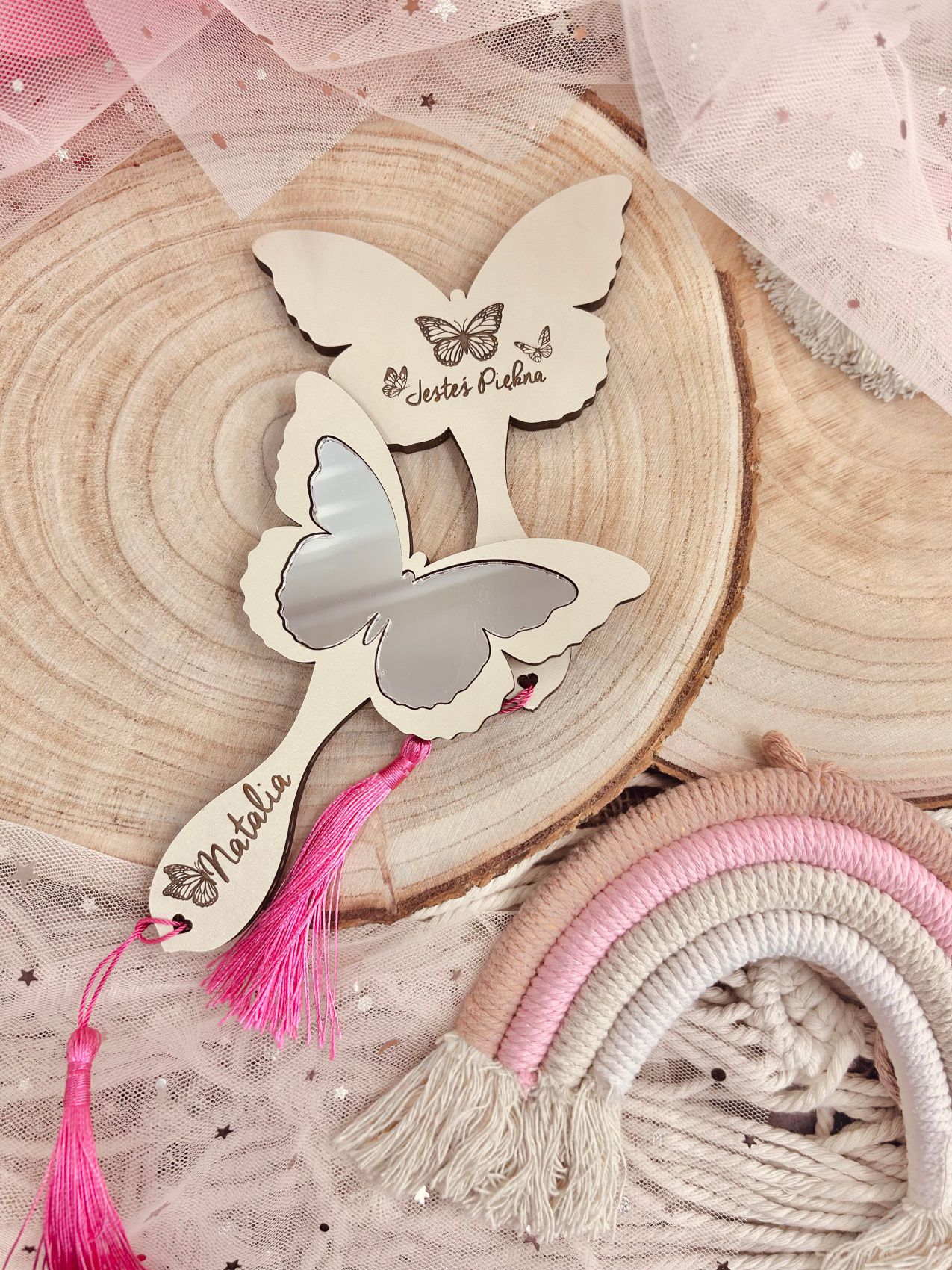 Lusterko motylek z grawerem w kształcie motylka.