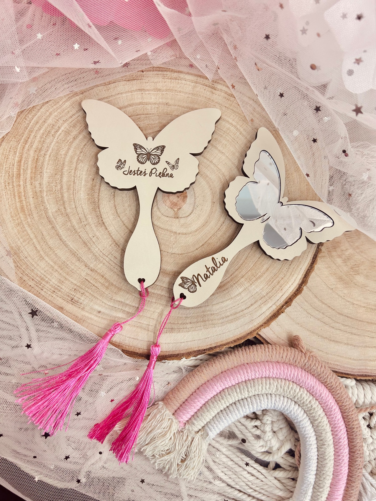 Kremowe lusterko w kształcie motylka z różowym frędzelkiem
