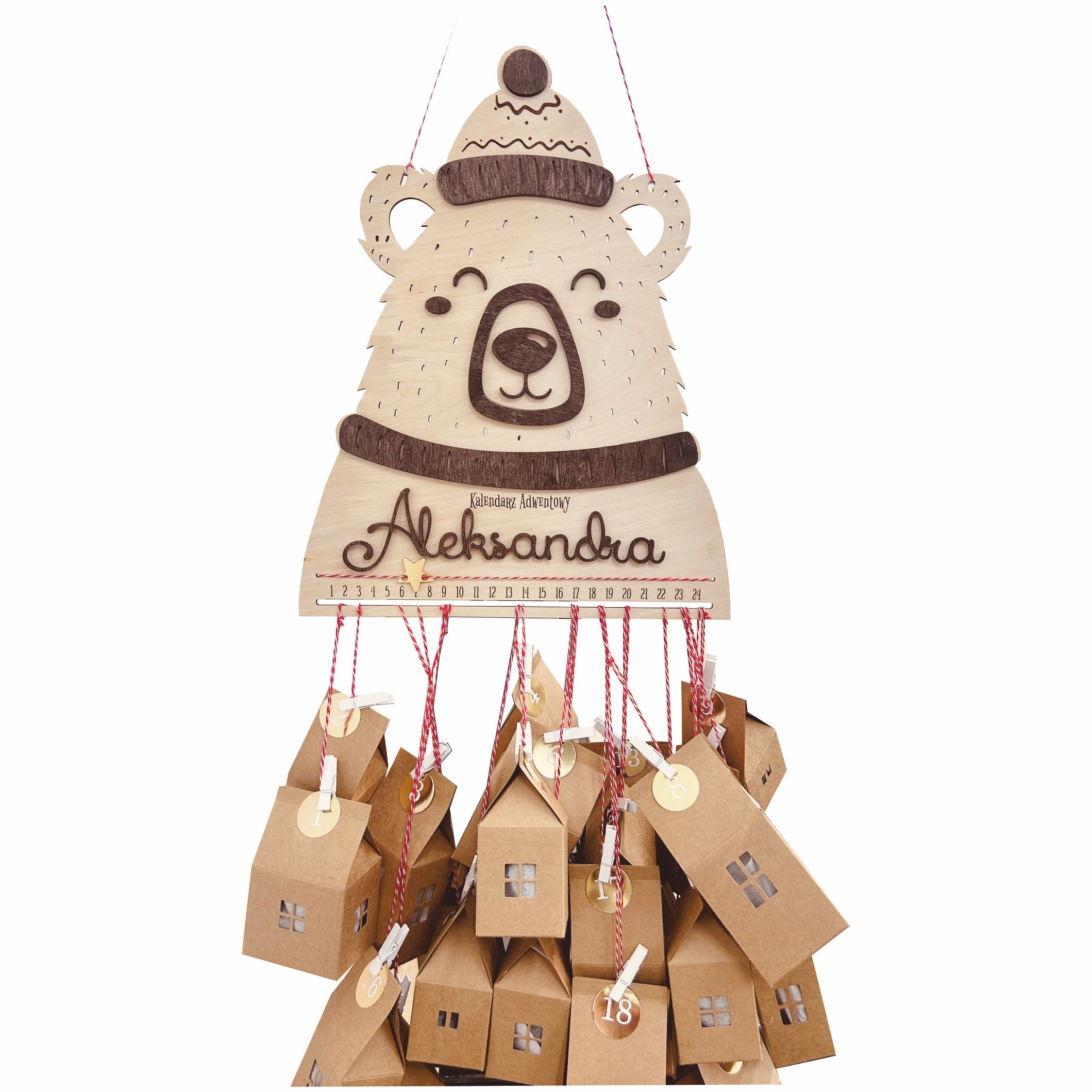 Kalendarz adwentowy w kształcie misia z domkami na sznurkach