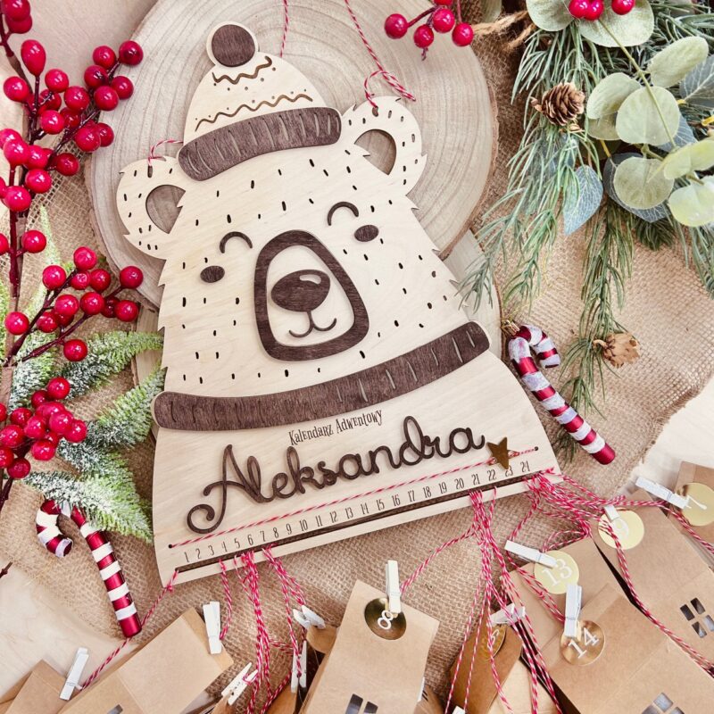 Kalendarz adwentowy w kształcie misia z domkami na sznurkach