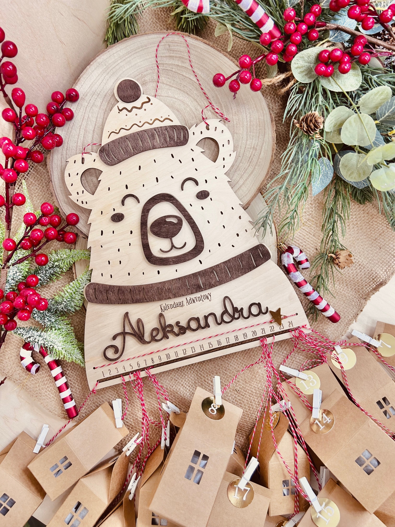 Kalendarz adwentowy w kształcie misia z domkami na sznurkach