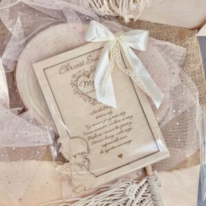 3 Pamiątka Chrztu Świętego z sklejki z beżową kokardą.