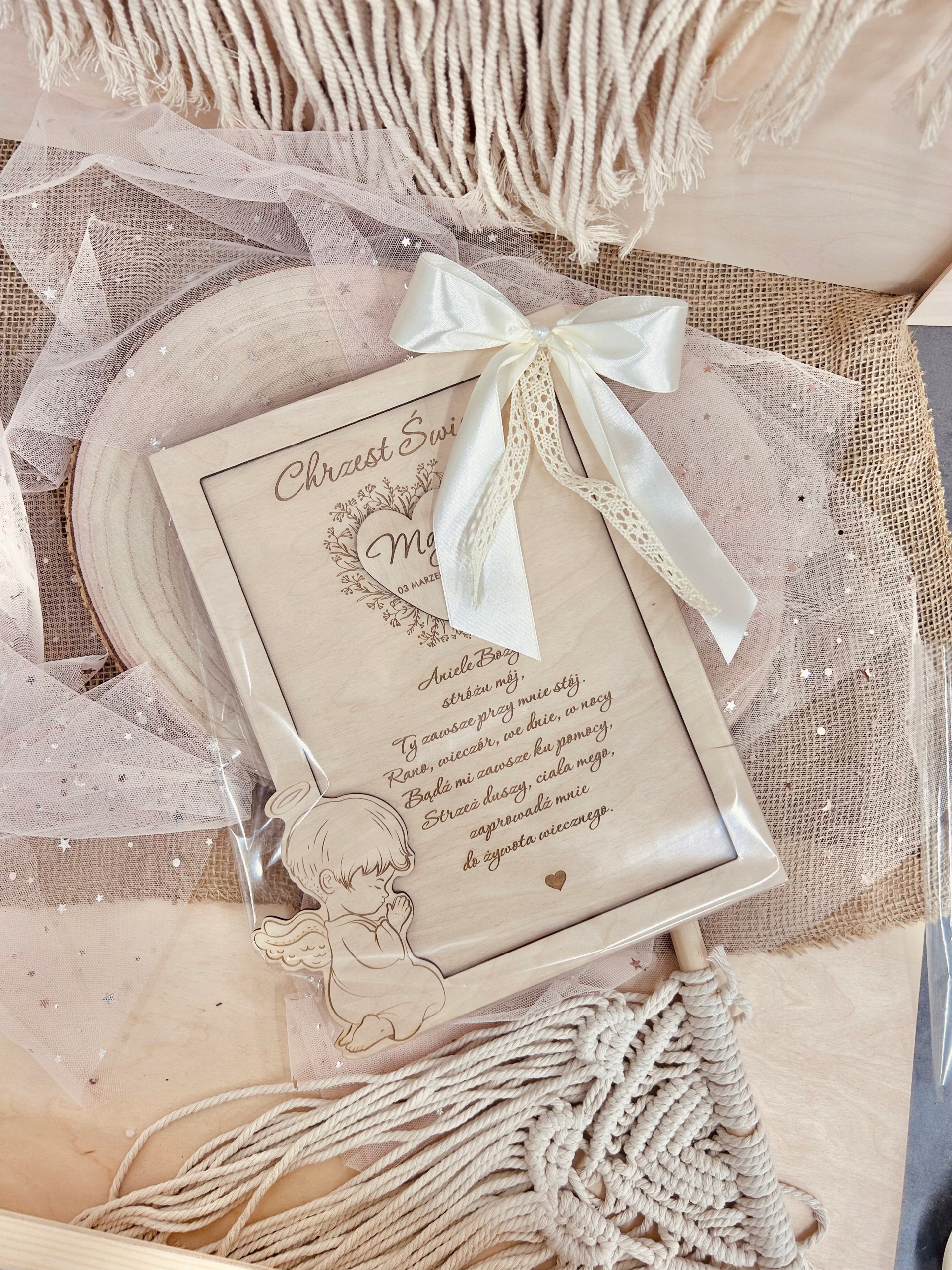 Pamiątka Chrztu Świętego z sklejki z beżową kokardą.