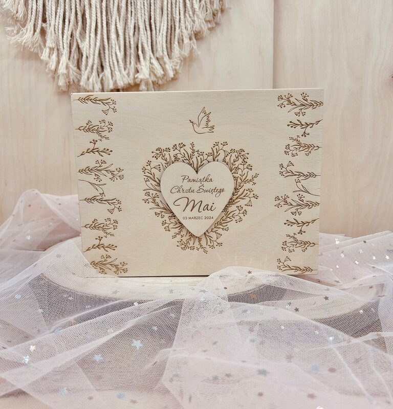 DREWNIANE PUDEŁKO Z IMIENIEM PAMIĄTKA CHRZTU ŚWIĘTEGO PREZENT NA CHRZEST