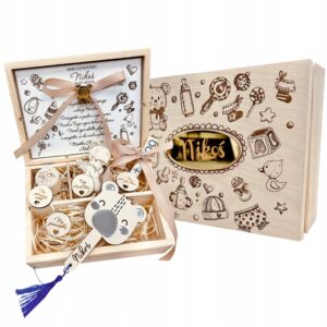 Pamiątka z okazji Pierwszych Urodzin – personalizowane drewniane pudełko z imieniem dziecka, datą urodzin i wyjątkowymi przegródkami na skarby. PUDEŁKO NIEZBĘDNIK PREZENT NA ROCZEK IMIĘ DATA PIERWSZE URODZINY DZIECKA