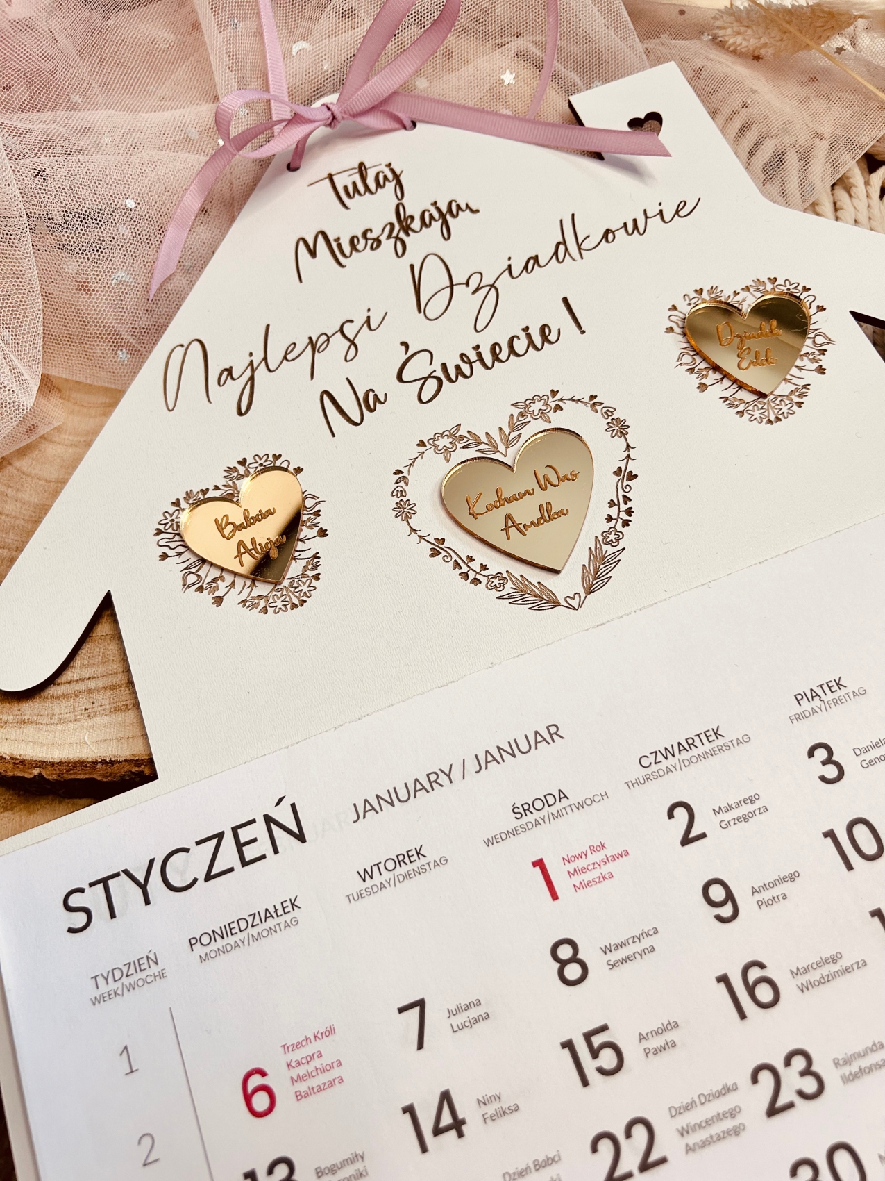 Kalendarz w kształcie domku z okazji dnia babci i dziadka