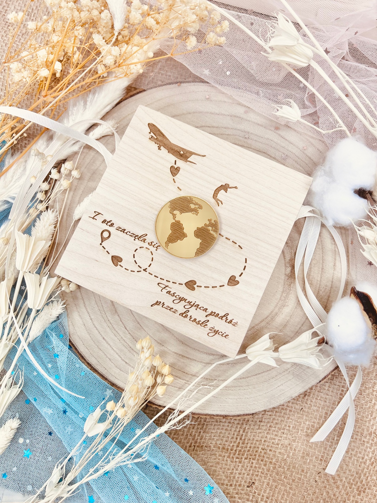 Pudełko na pieniądze z okazji osiemnastych urodzin z złotym globusem