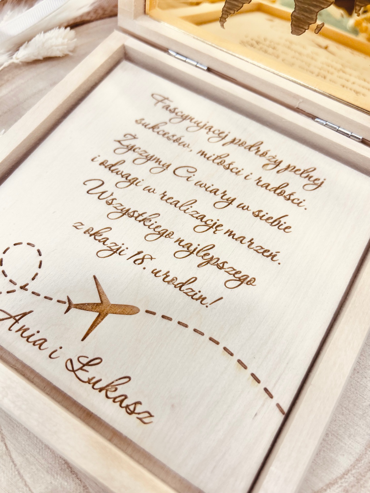 Pudełko na pieniądze z okazji osiemnastych urodzin z złotym globusem