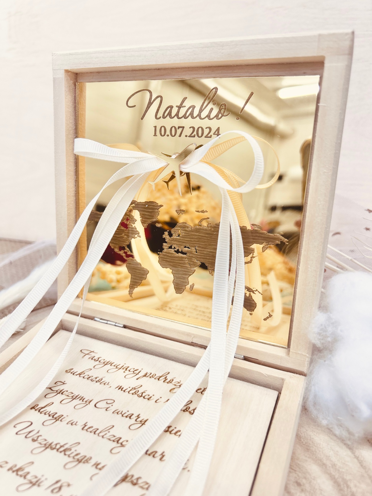 Pudełko na pieniądze z okazji osiemnastych urodzin z złotym globusem