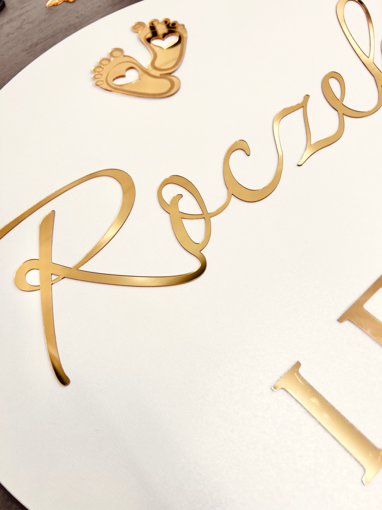 Okrągłą biała tablica na roczek ze złotymi stópkami