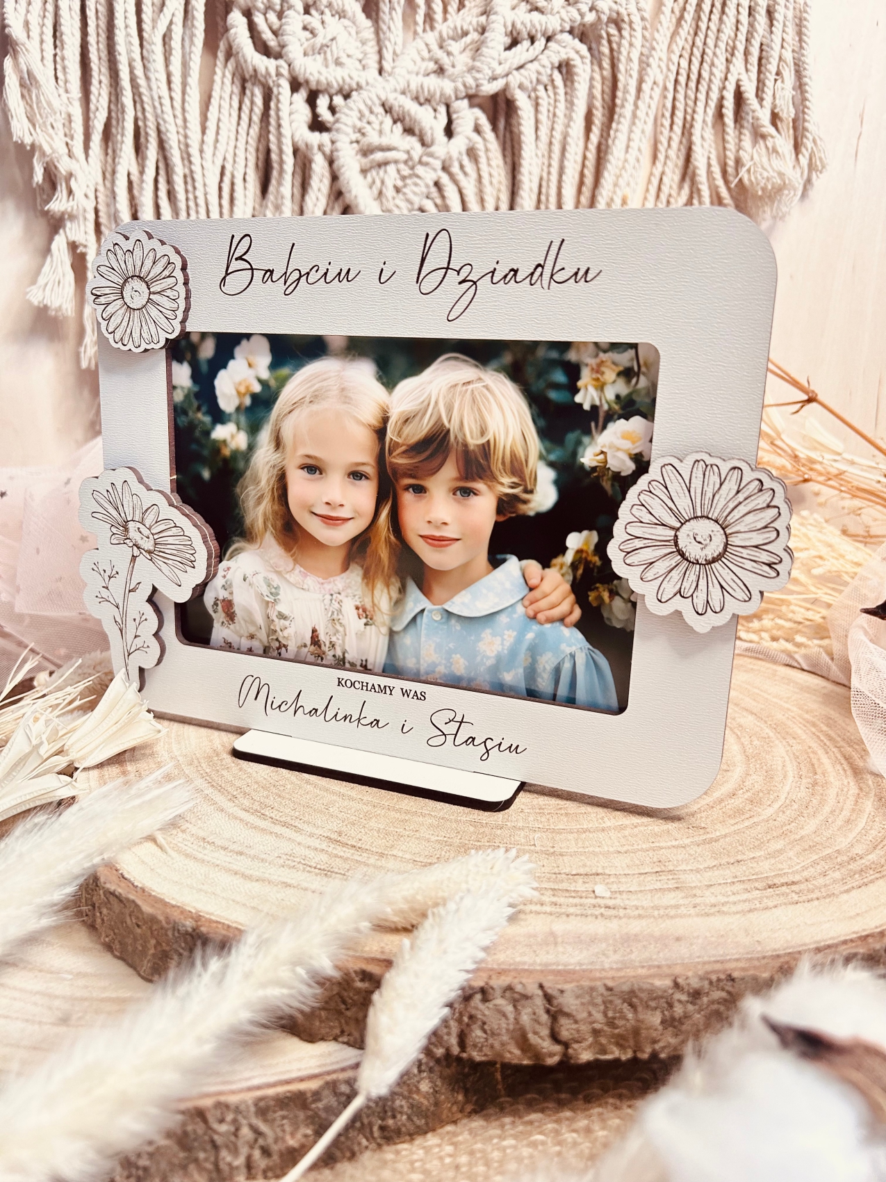 Biała ramki na zdjęcie z kwiatkami