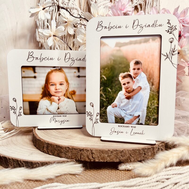 Biała ramka na zdjęcie z kwiatkami