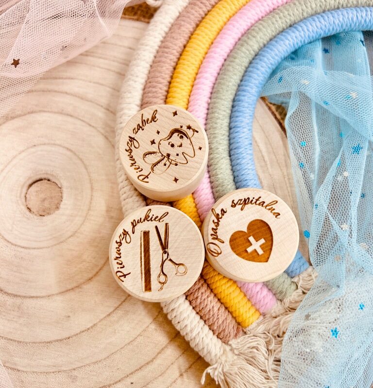 ZESTAW-PUDELECZKA-PAMIATKI-DLA-DZIECKA-ZABEK-PUKIEL-OPASKA-3-SZT-Kolor-bezowy ZESTAW PUDEŁECZKA PAMIĄTKI DLA DZIECKA ZĄBEK, PUKIEL, OPASKA 3 SZT.