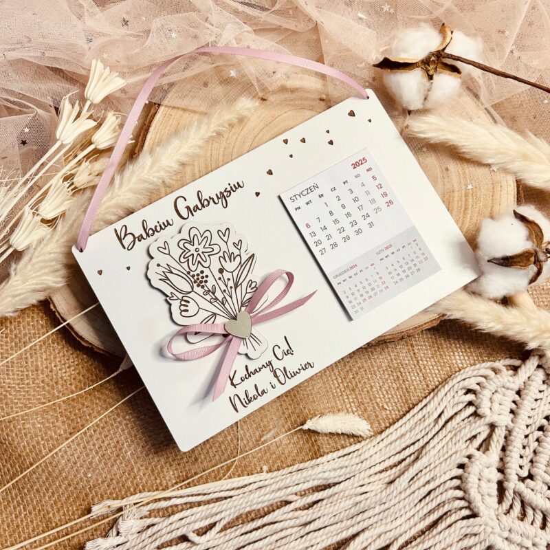 Kalendarz na Dzień Babci i Dziadka z bukietem i kokardką