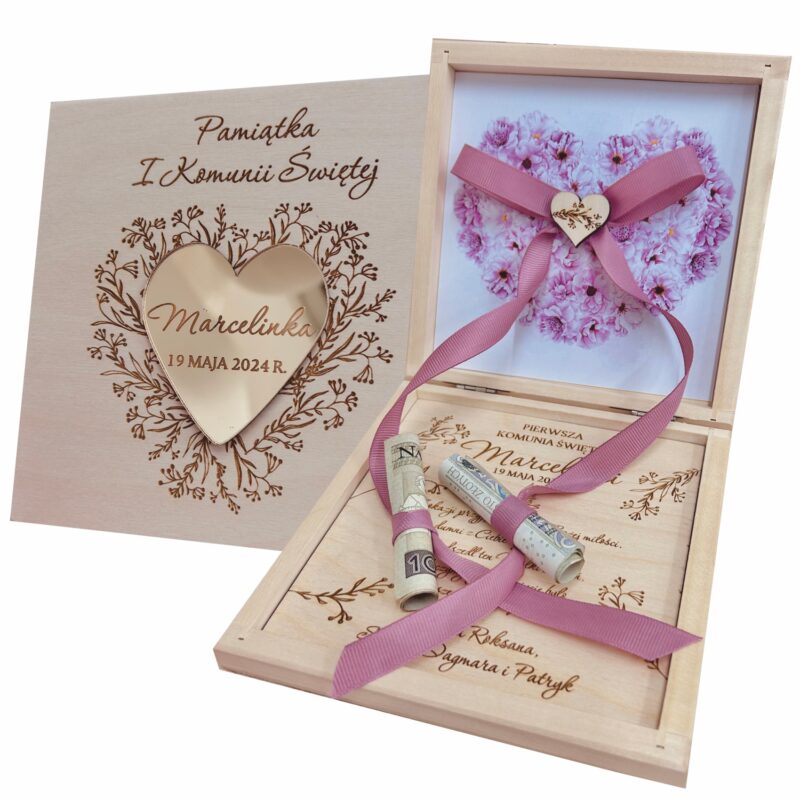 Drewniana skrzynka na pieniądze z złotym sercem i różową wstążką