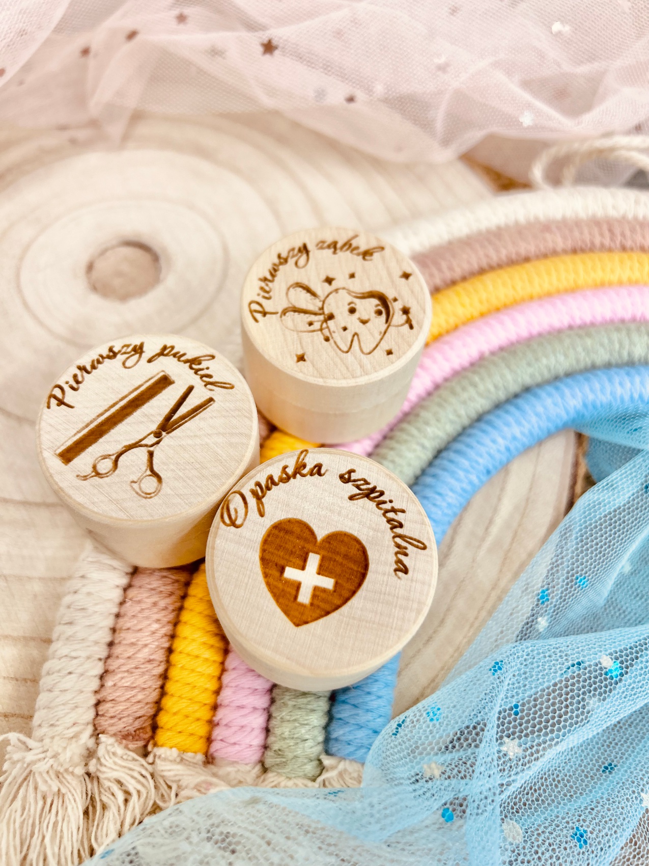 Zestaw pudełeczek z grawerem i tęcza w tle