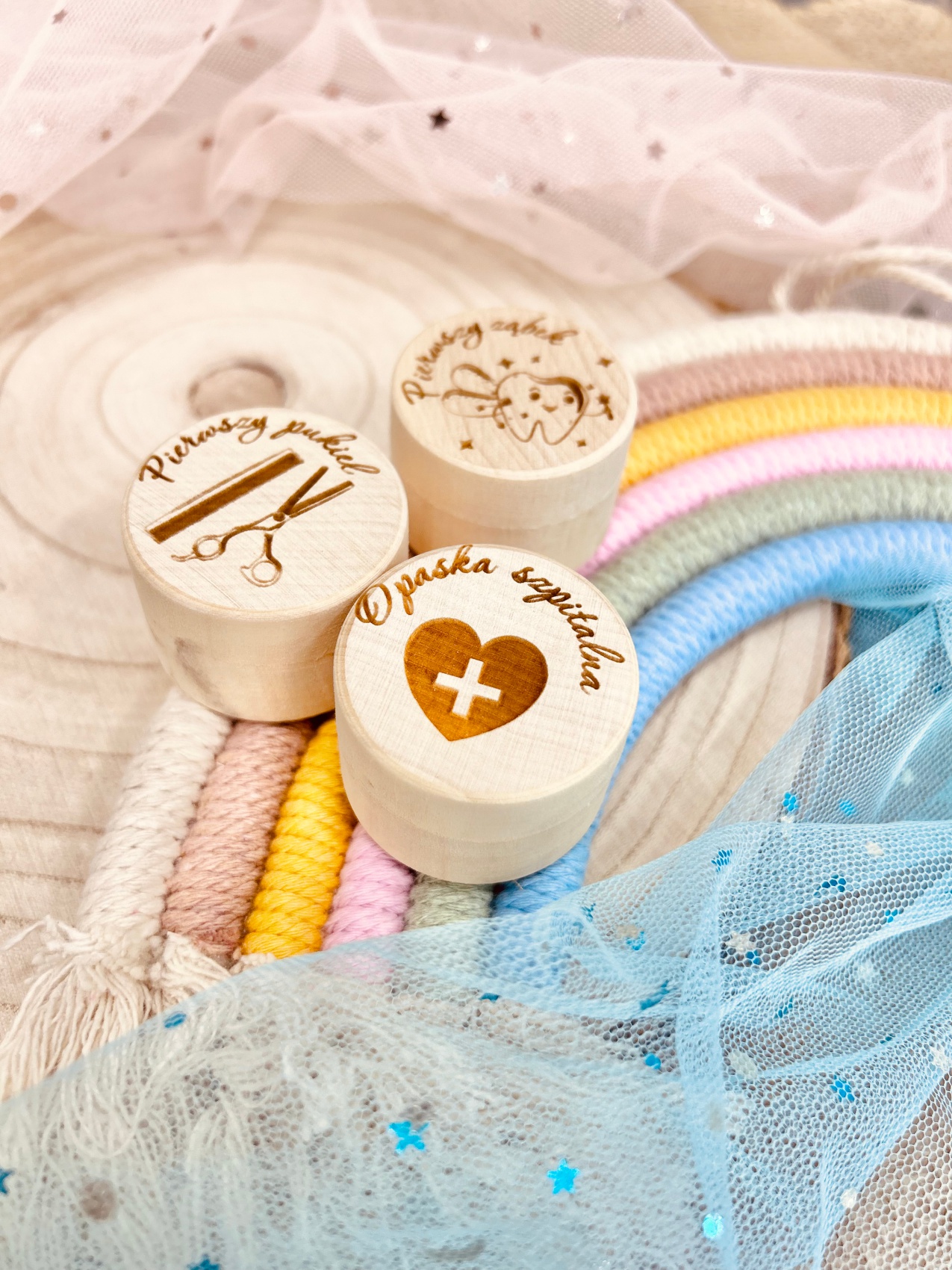 Zestaw pudełeczek z grawerem i tęcza w tle