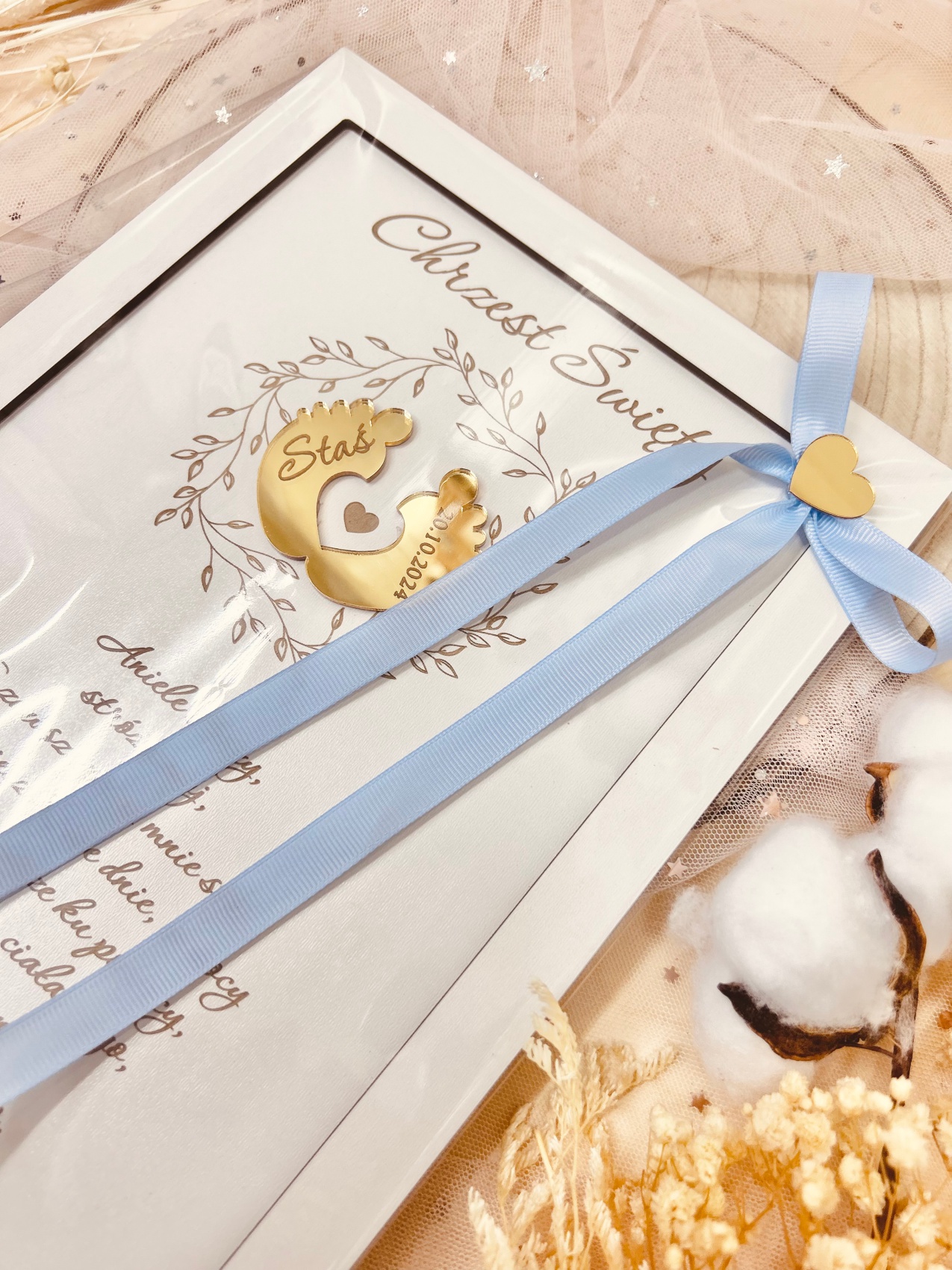 Biały obrazek z aniołkiem i złotymi stópkami