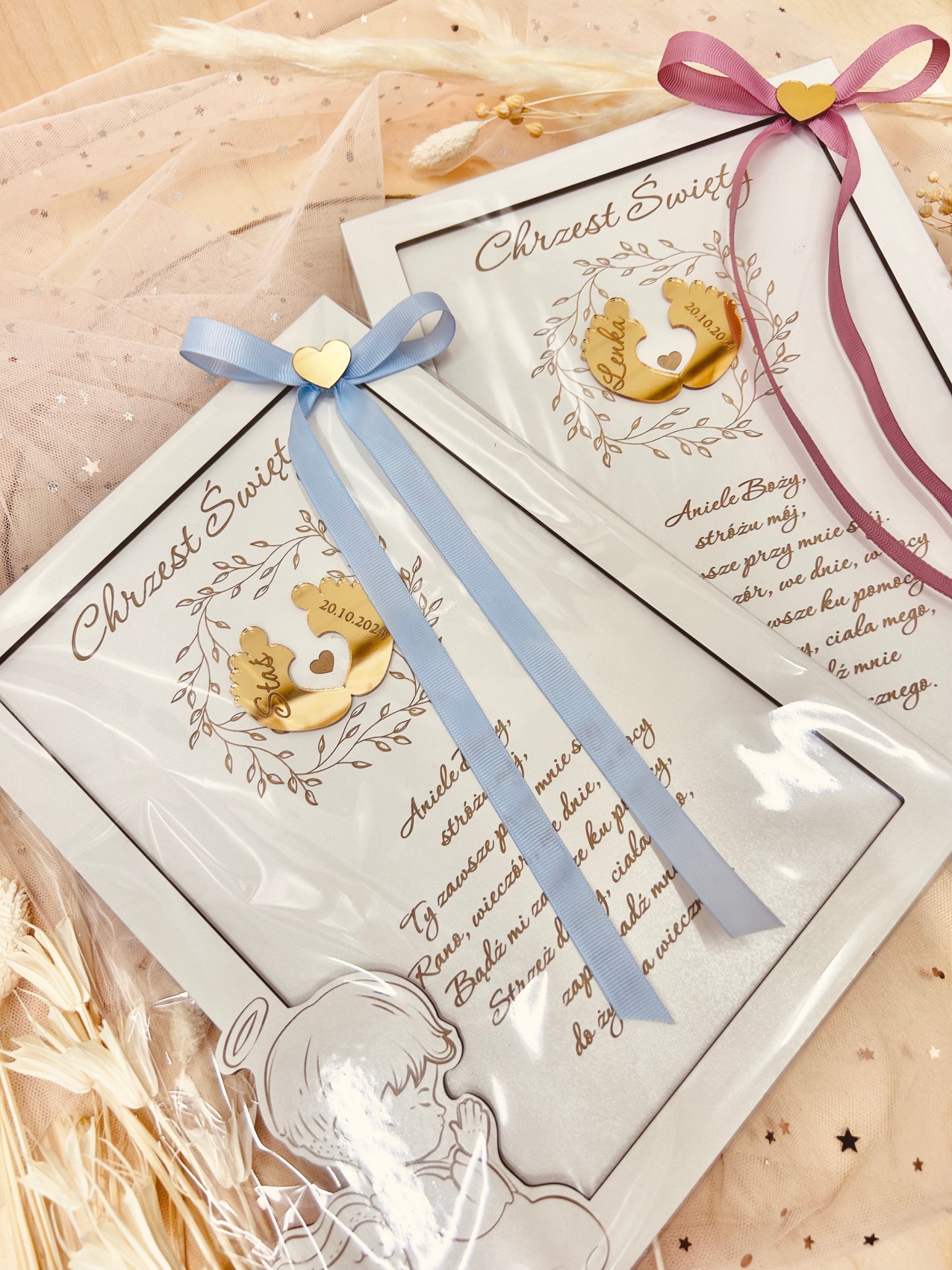 Biały obrazek z aniołkiem i złotymi stópkami