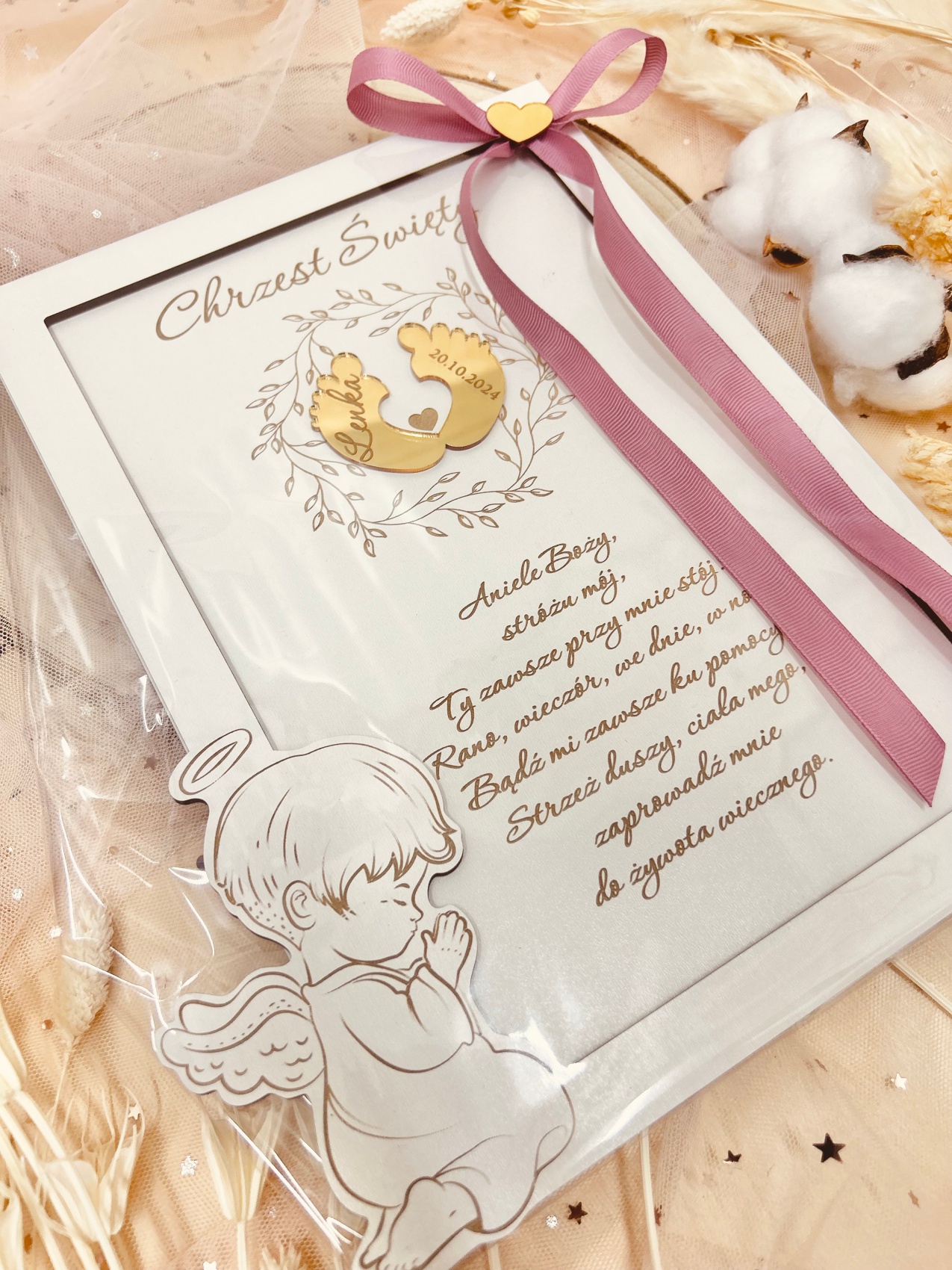 Biały obrazek z aniołkiem i złotymi stópkami