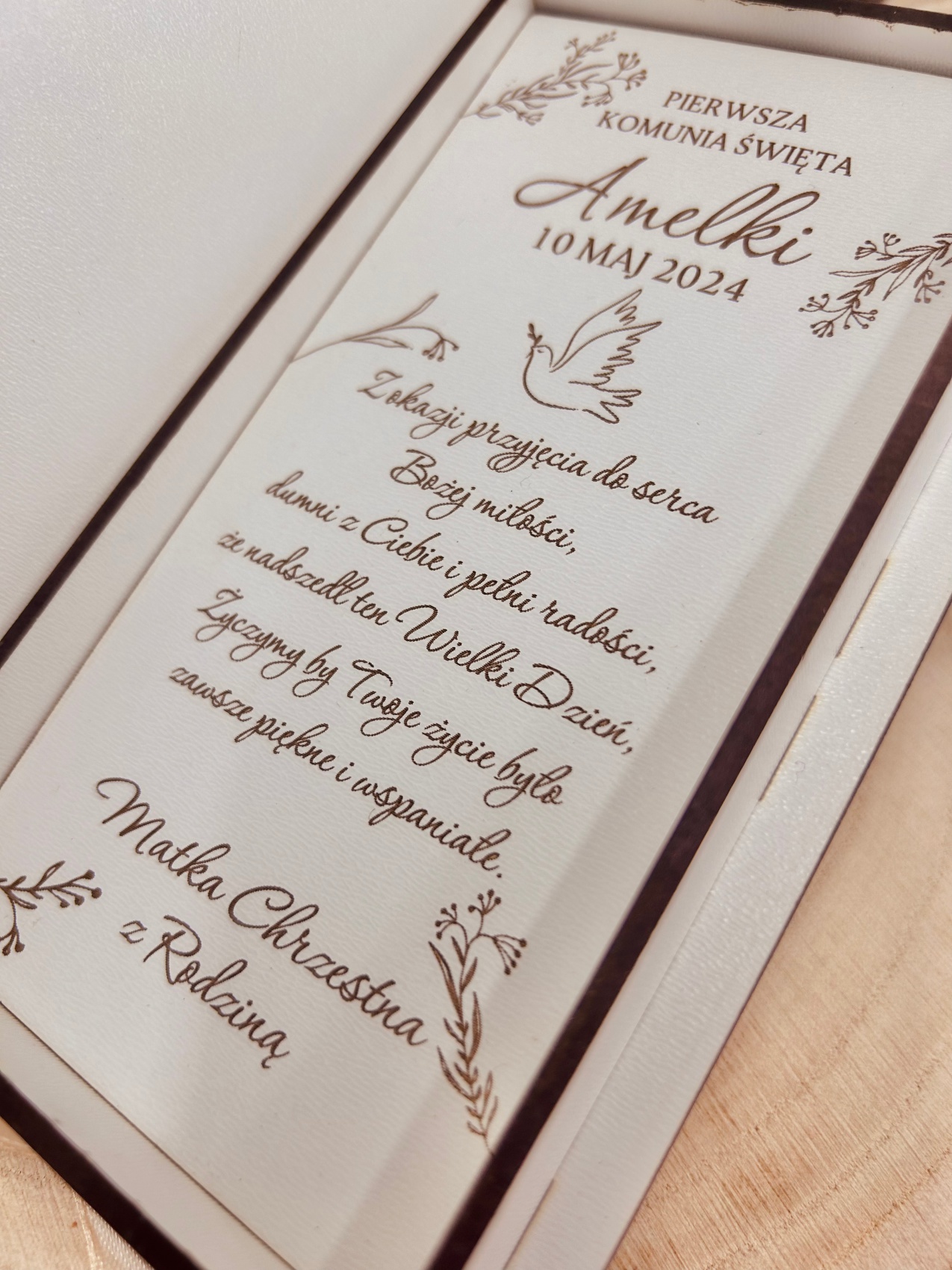 Białe pudełko na pieniądze z złotym sercem