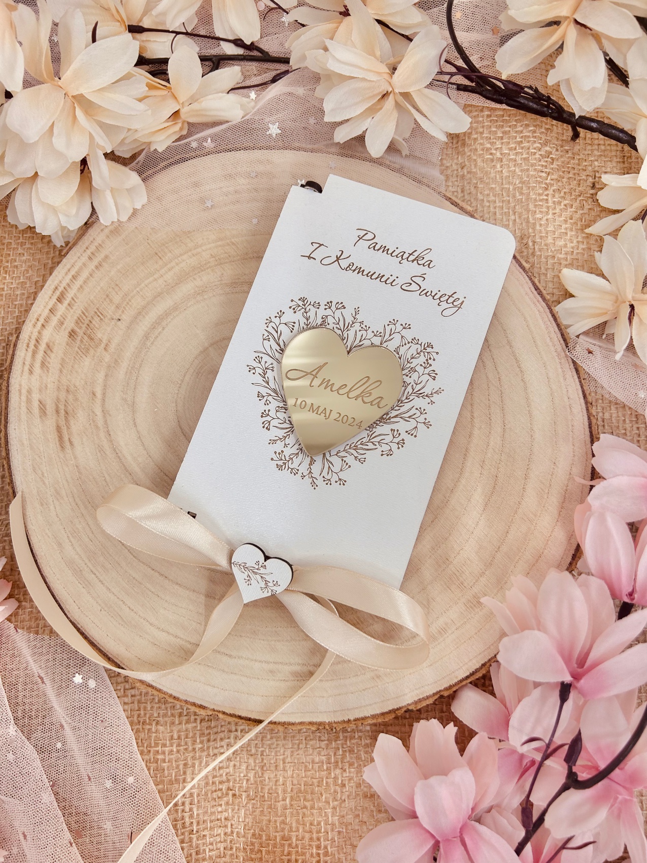 Białe pudełko na pieniądze z złotym sercem