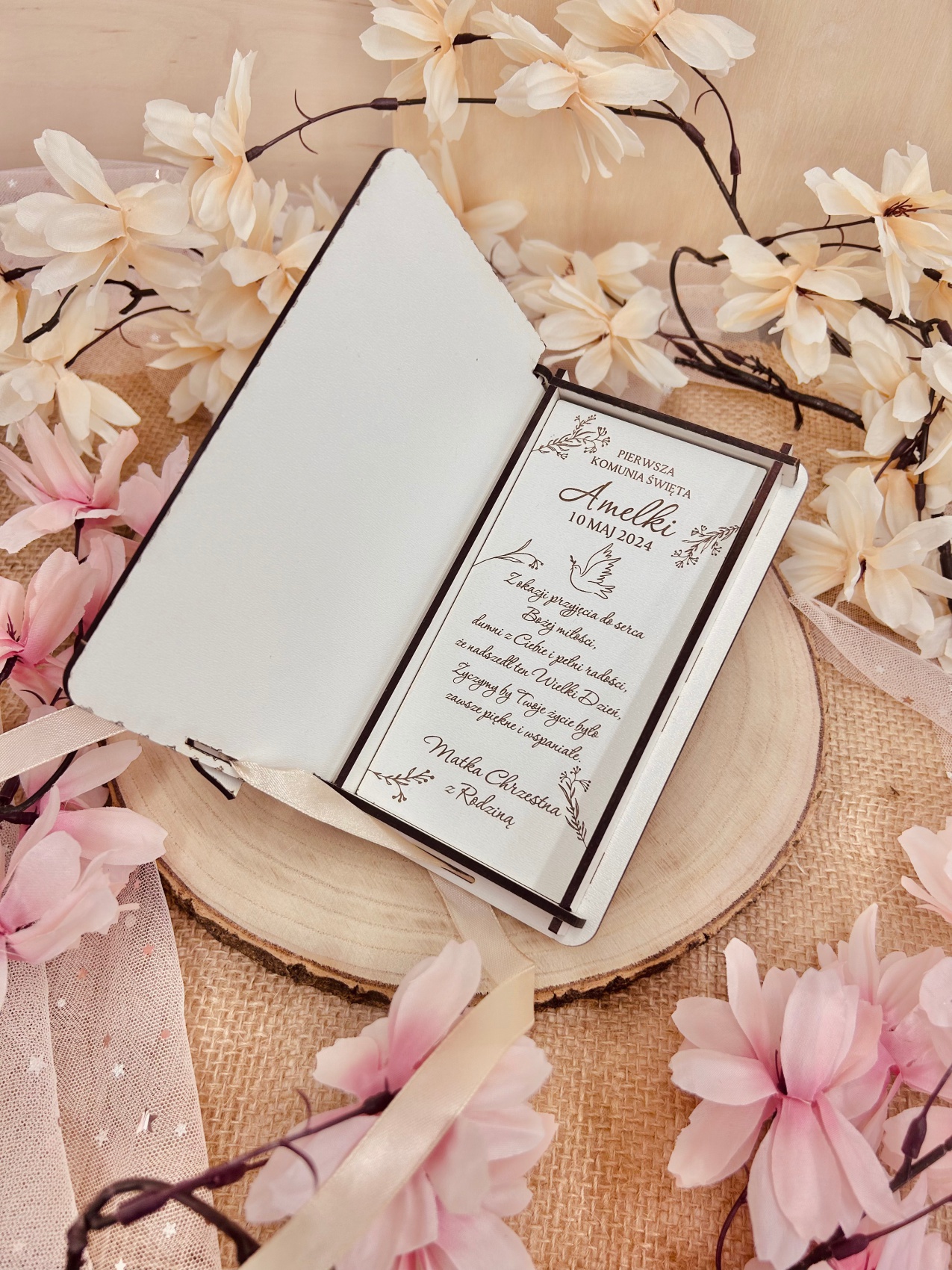 Otwarte białe pudełko na pieniądze z złotym sercem