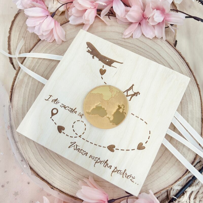 pds11 Drewniana skrzynka na pieniądze z złotym globusem