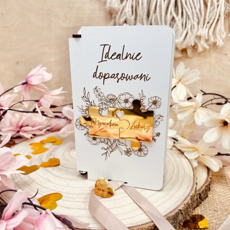 pds41 Białe pudełko na pieniądze z złotymi puzzlami