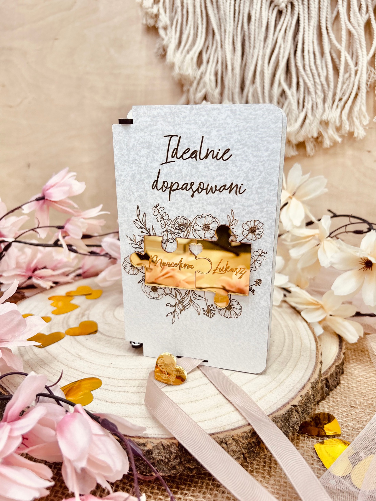 Białe pudełko na pieniądze z złotymi puzzlami