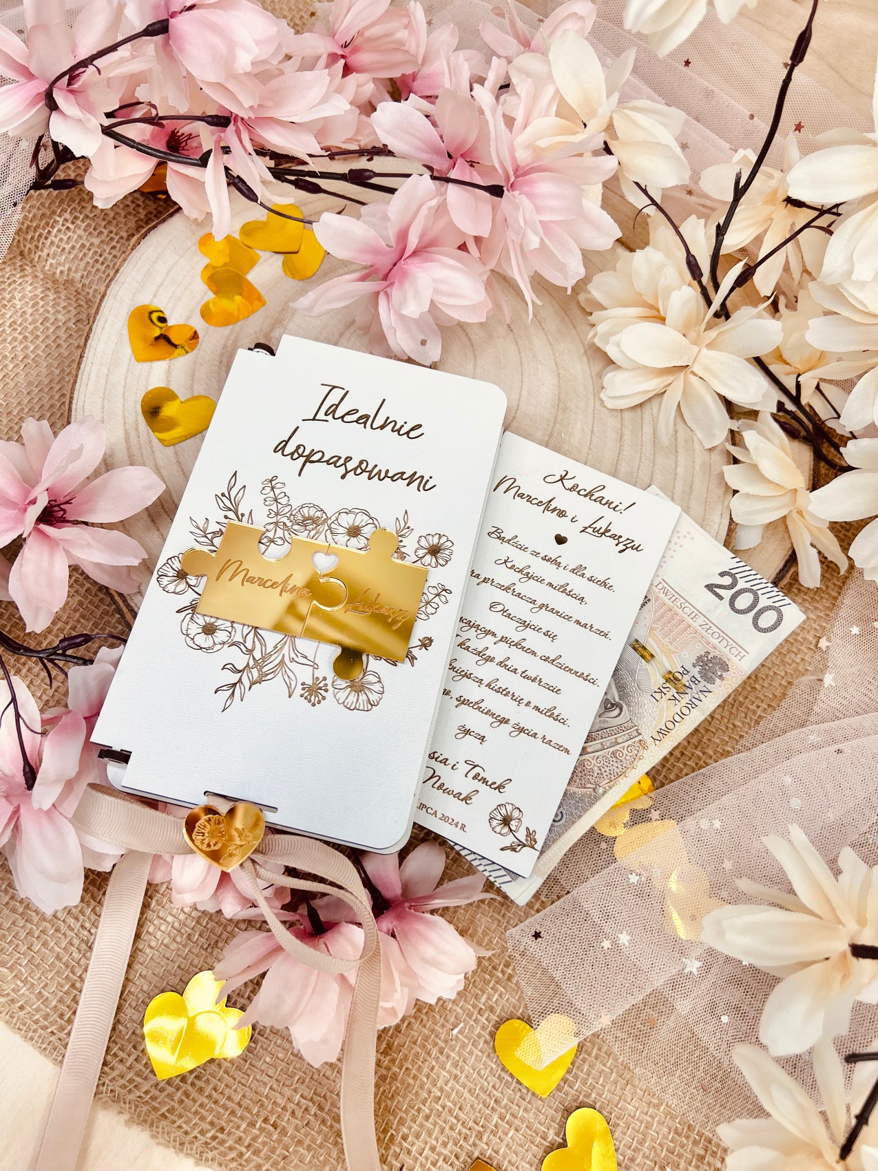 Białe pudełko na pieniądze z złotymi puzzlami