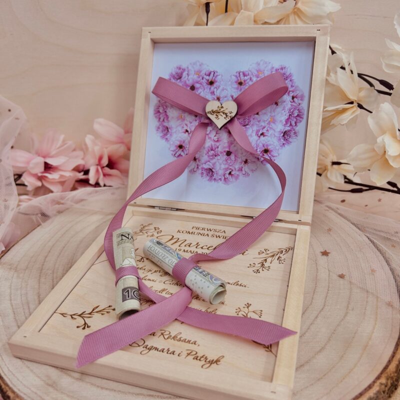 sk14 Drewniana skrzynka na pieniądze z złotym sercem i różową wstążką