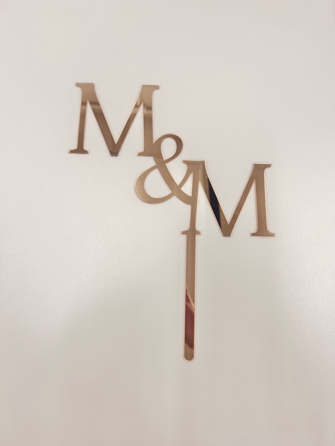 Złoty topper na tort z inicjałami M&M