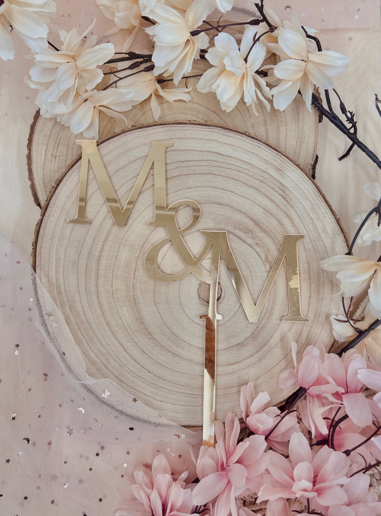 Złoty topper na tort z inicjałami M&M