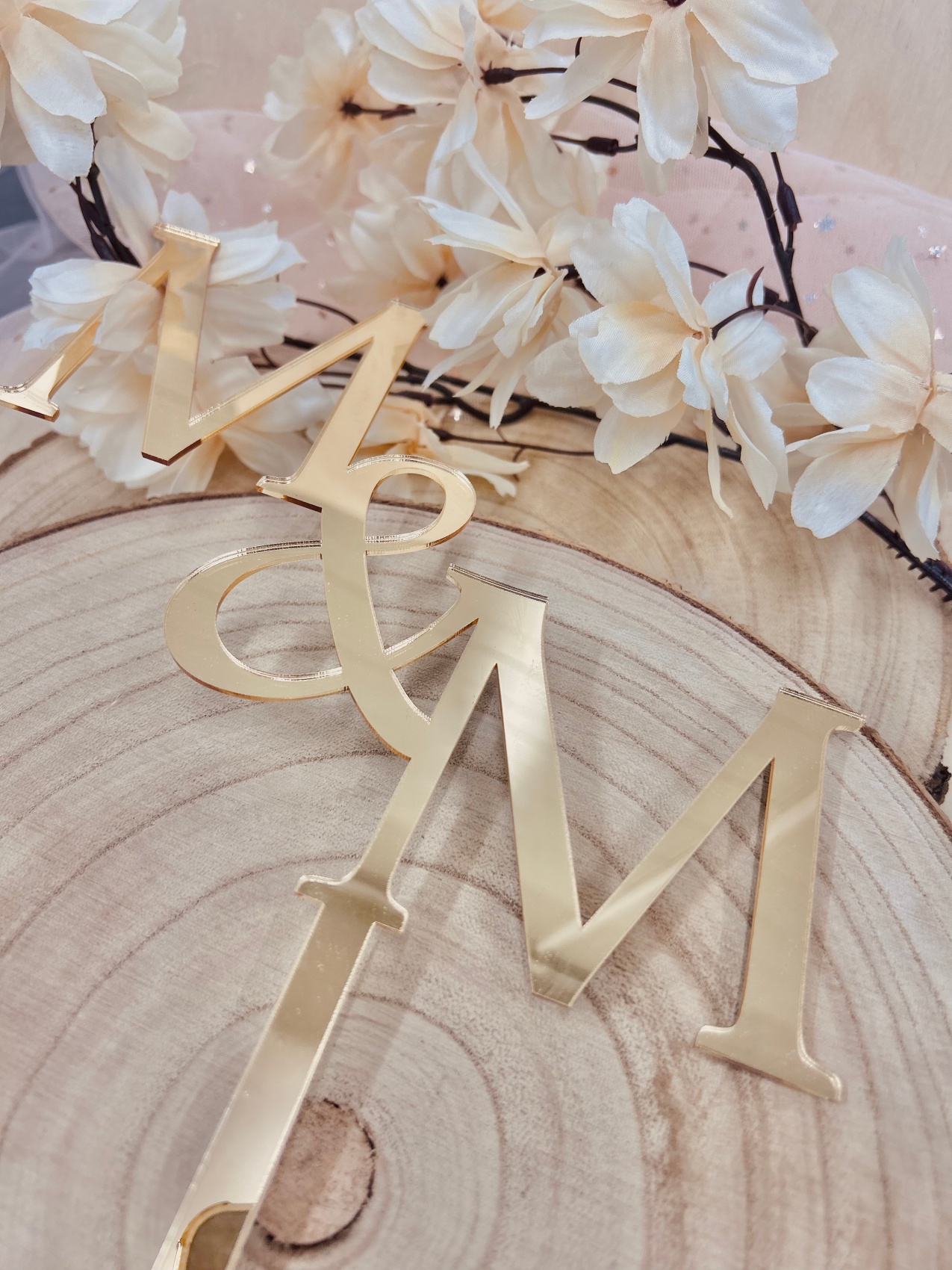 Złoty topper na tort z inicjałami M&M