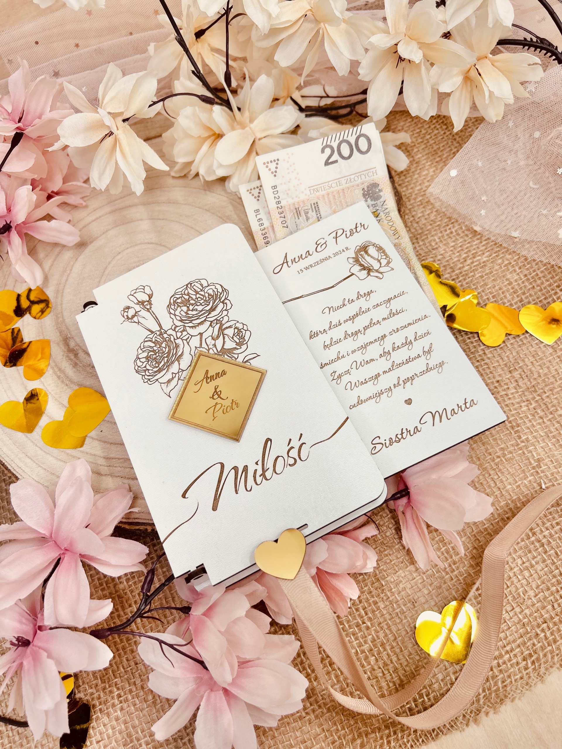 Białe pudełko na pieniądze z złotym kwadratem