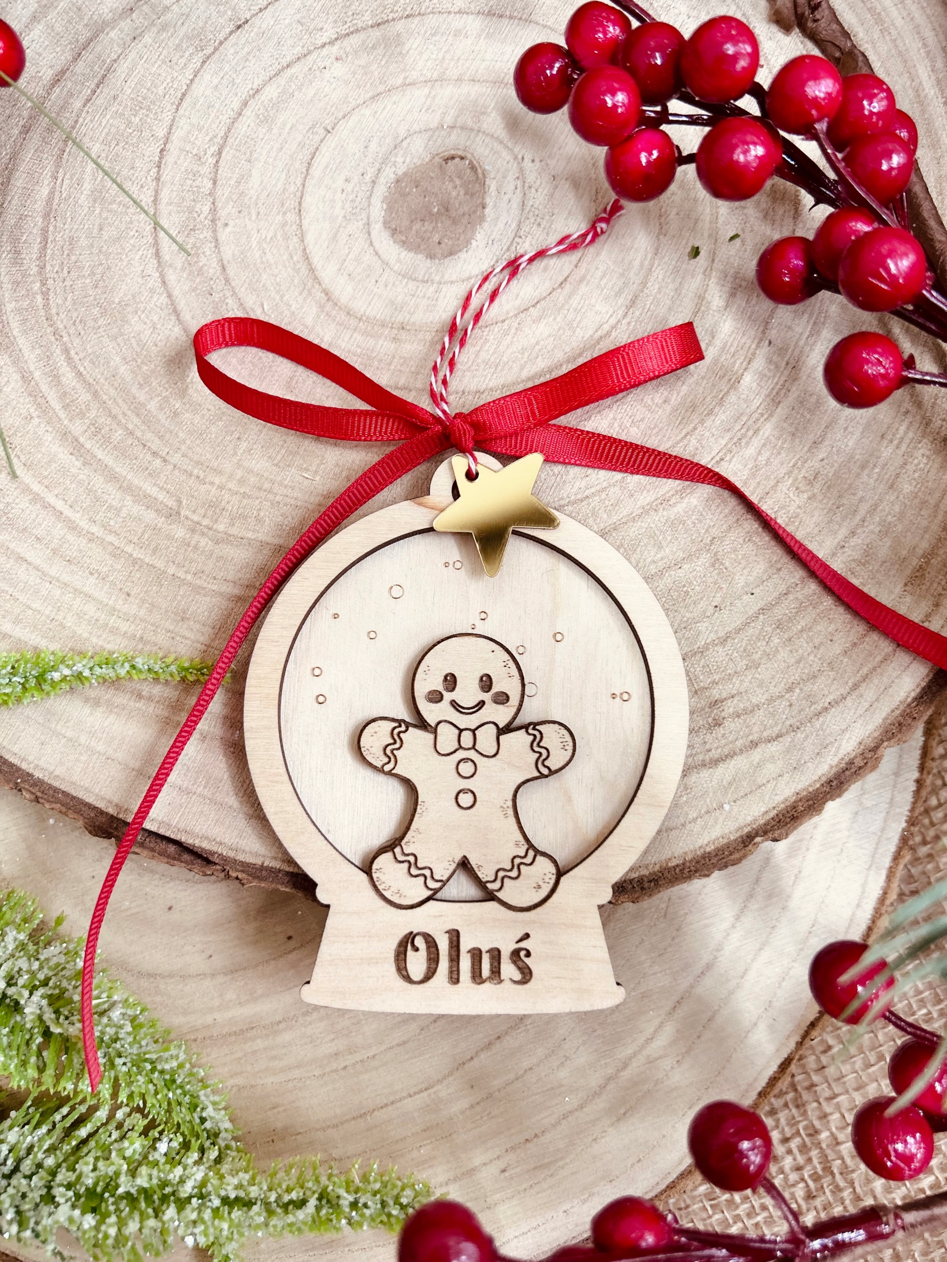 Drewniana okrągła bombka z ciastkiem