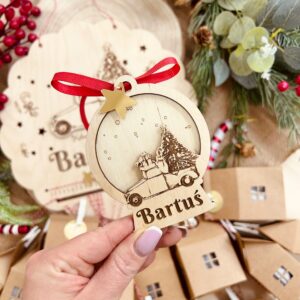 Drewniana okrągła bombka z autem