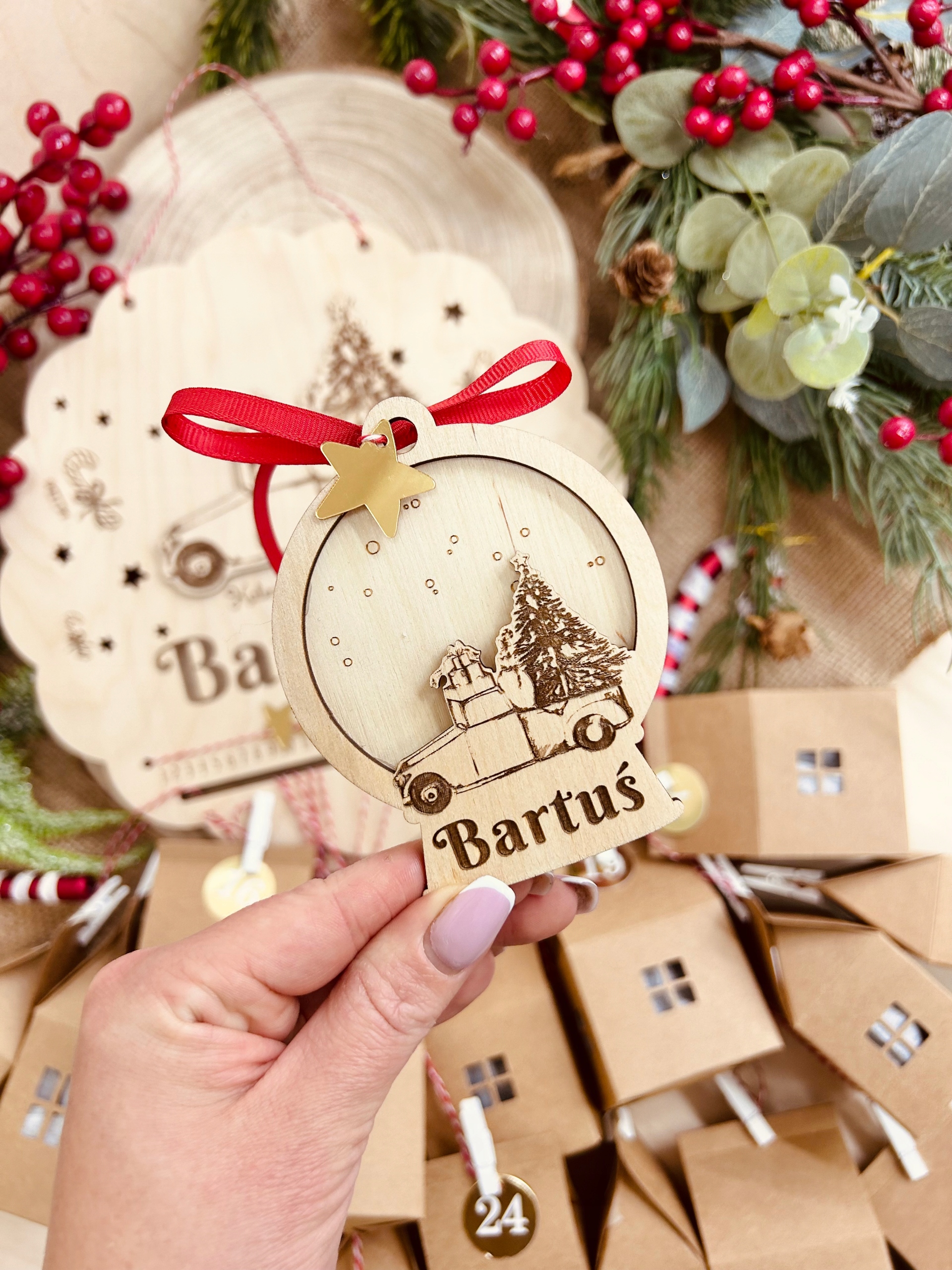 Drewniana okrągła bombka z autem