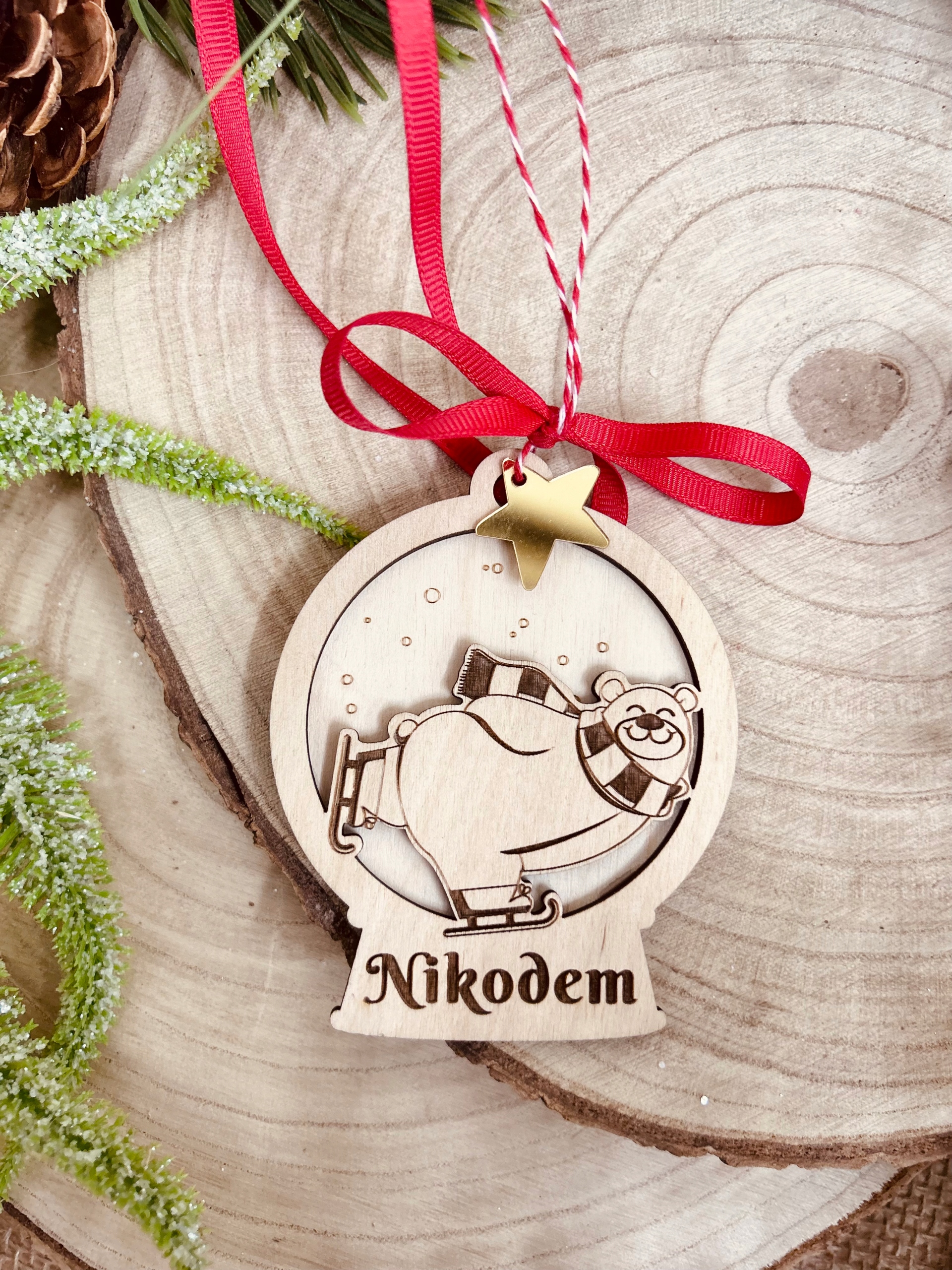 Drewniana okrągła bombka z misiem