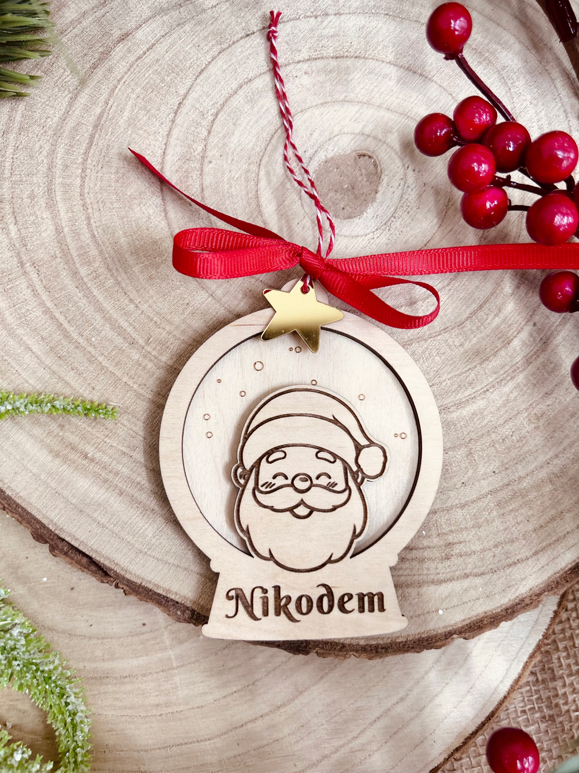Drewniana okrągła bombka z mikołajem