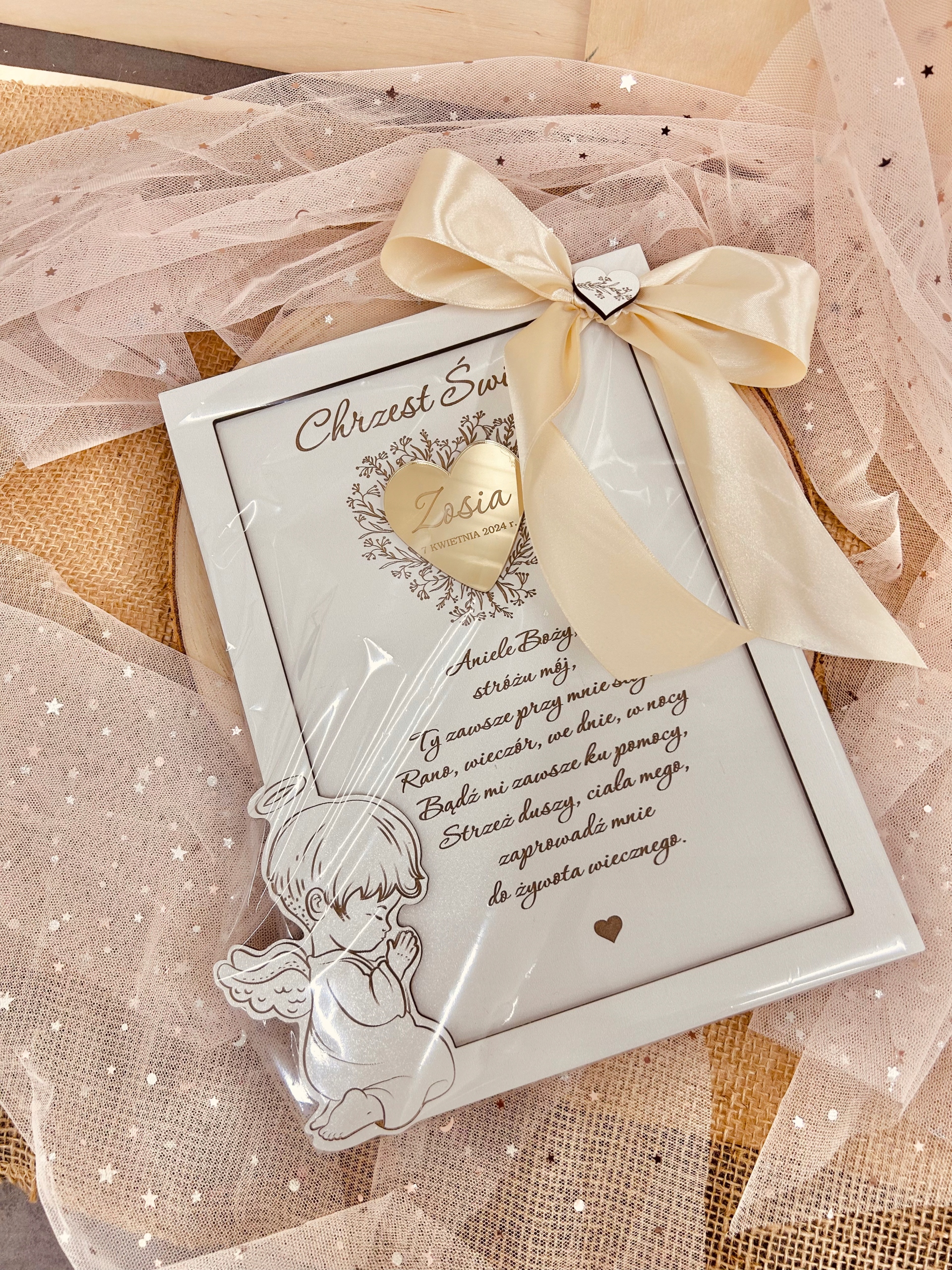 Pamiątka Chrztu Świętego z białej płyty z beżową kokardą.