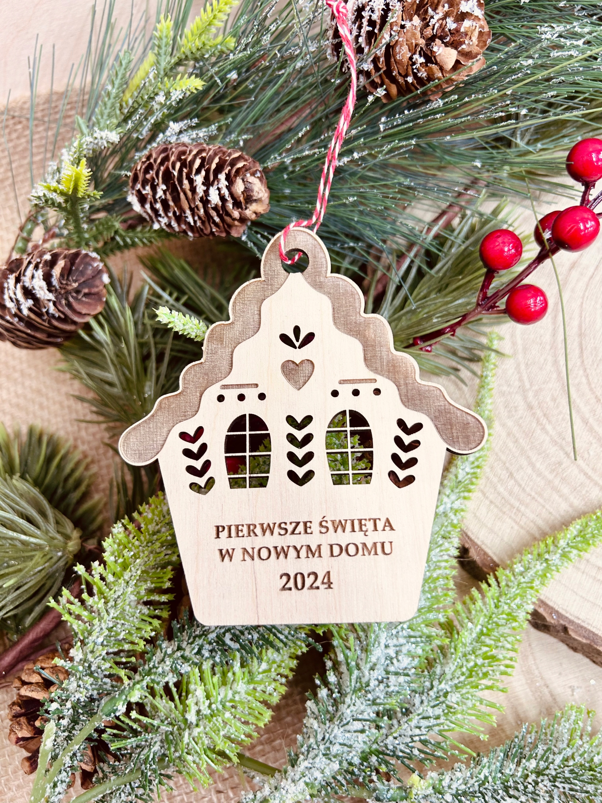 Drewniana bombka w kształcie domku