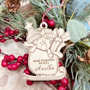 Drewniana bombka w kształcie sanek Drewniana bombka w kształcie sanek