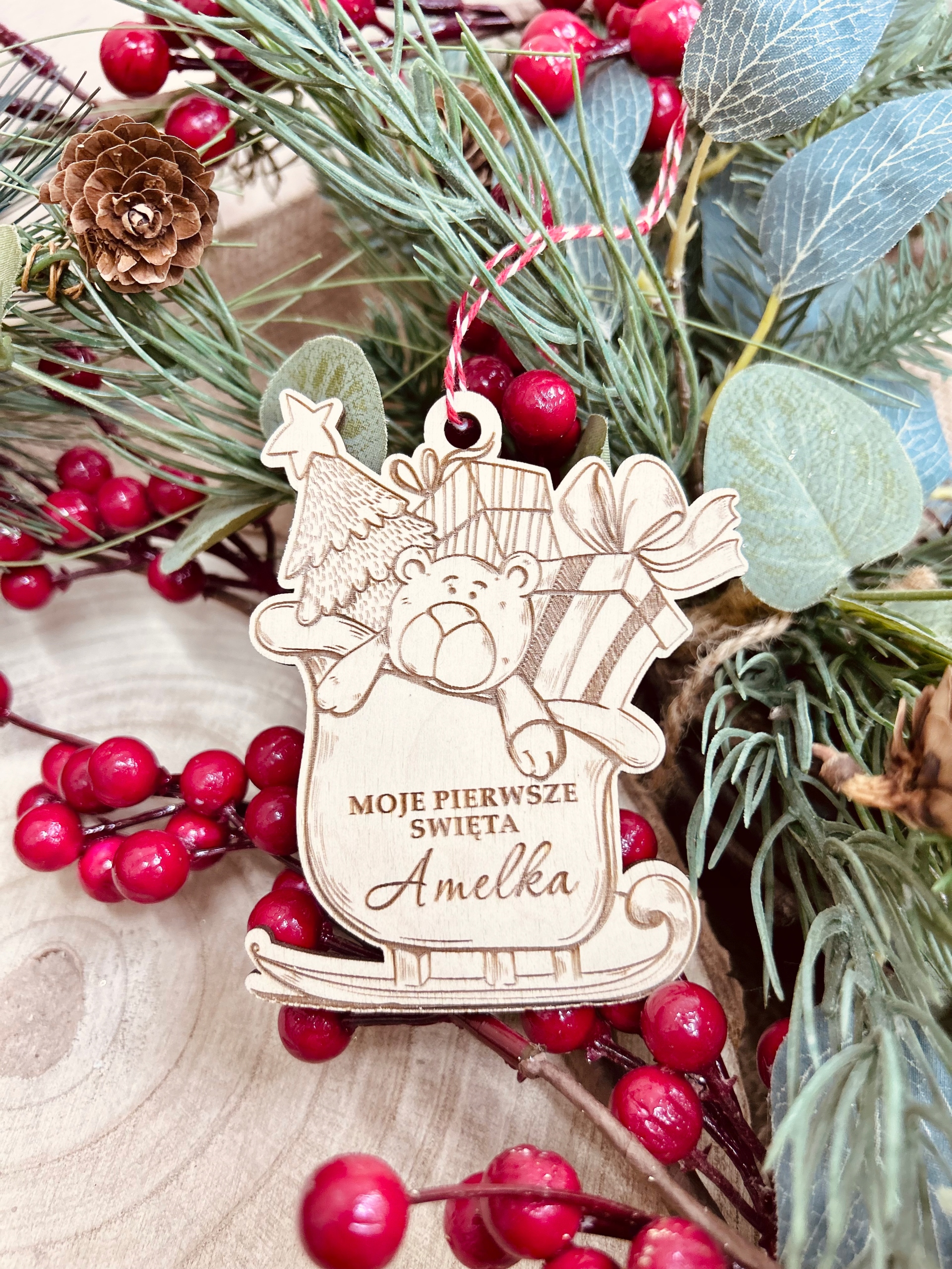 Drewniana bombka w kształcie sanek