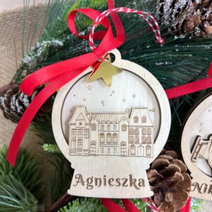 Drewniana okrągła bombka z domkiem Drewniana okrągła bombka z domkiem