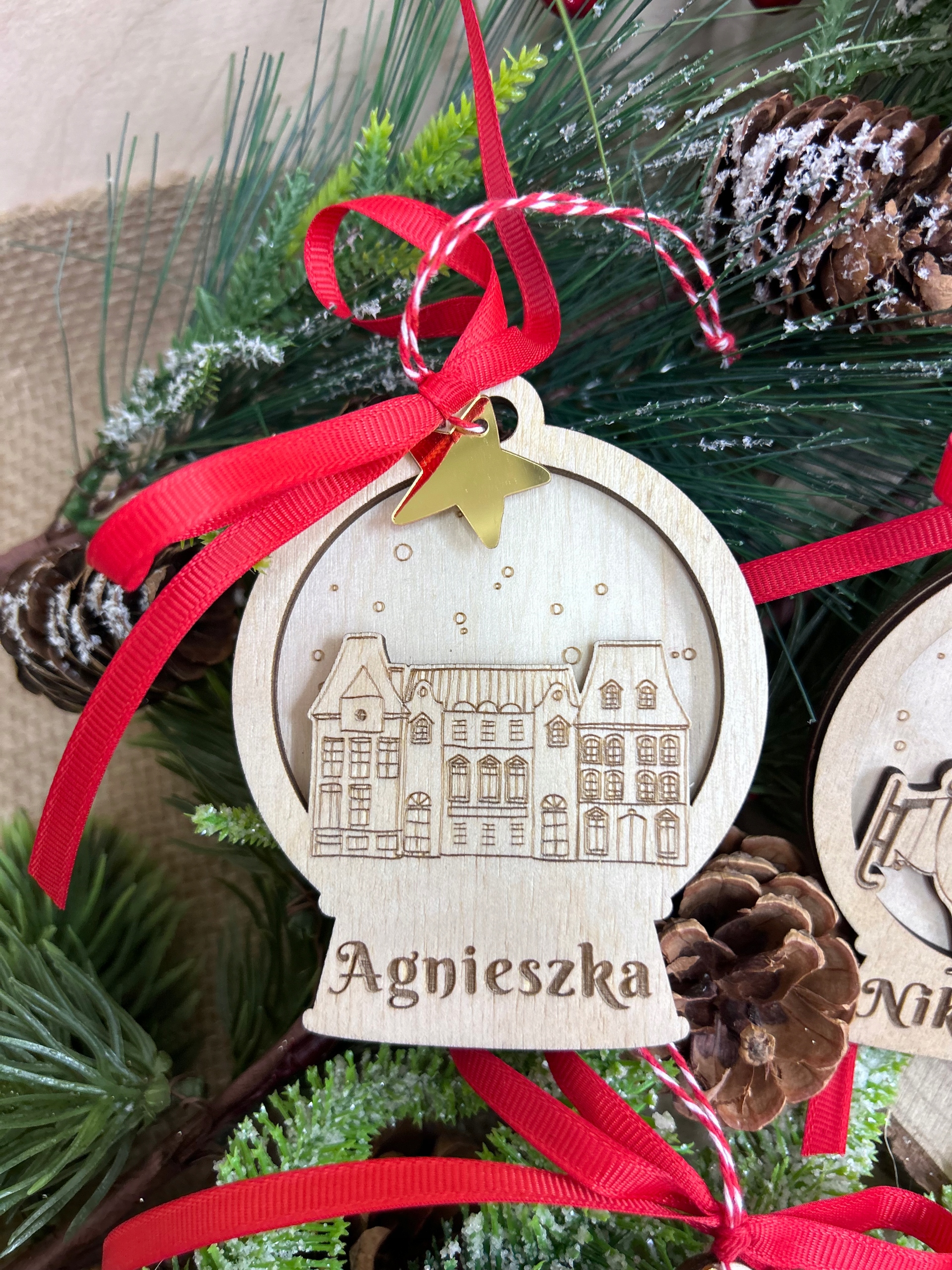 Drewniana okrągła bombka z domkiem