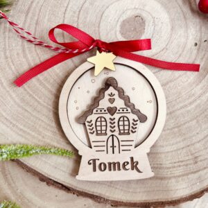 Drewniana okrągła bombka z domkiem z piernika